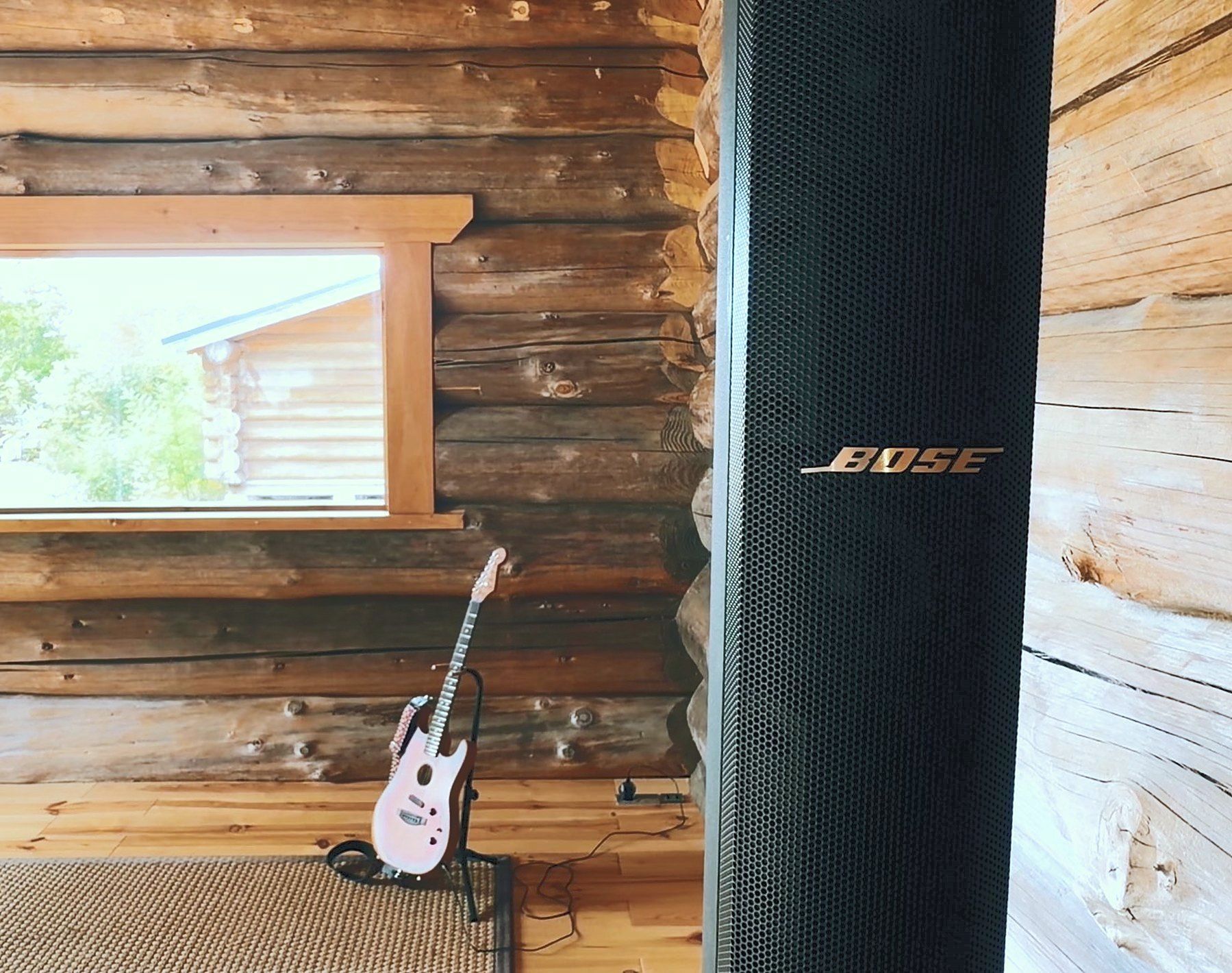 Colonne Bose L1 et guitare sur le plateau