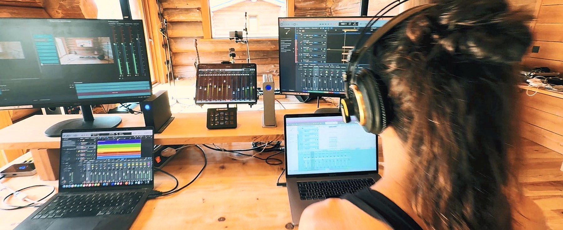 Caroline à la régie : Logic Pro, mix sur iPad et écrans de captation