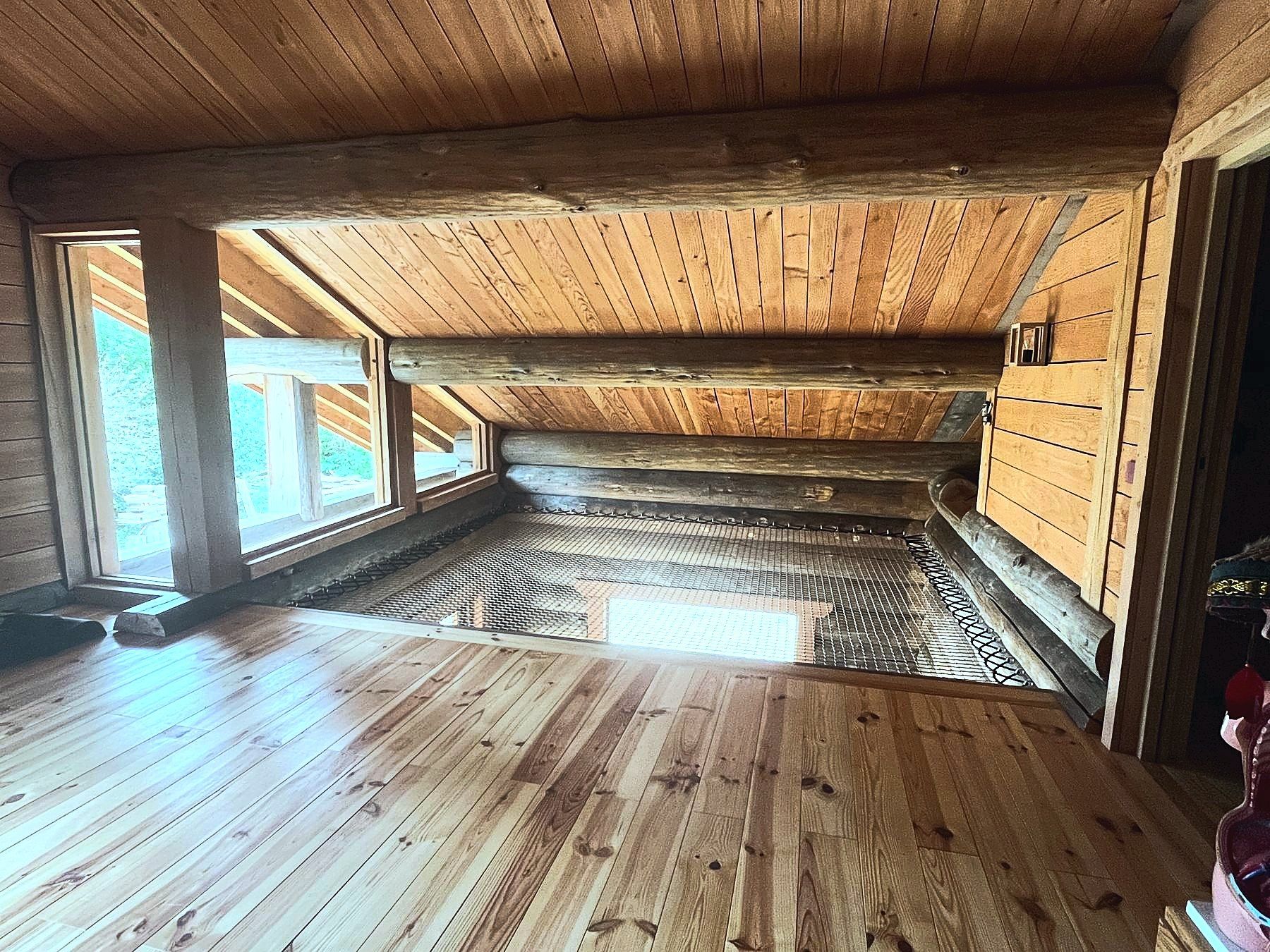 Vue de la mezzanine sur le filet et le plateau