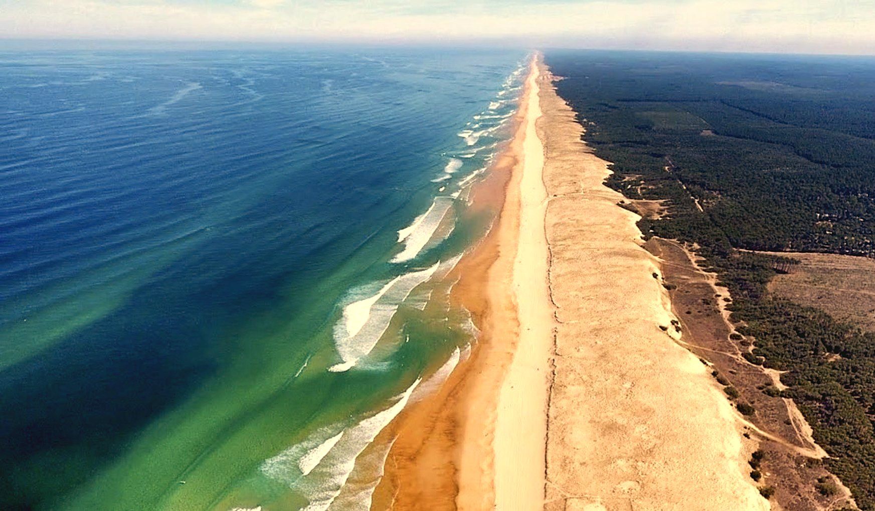 La côte landaise vue en drone : l'océan, la plage, la dune et la forêt de pins