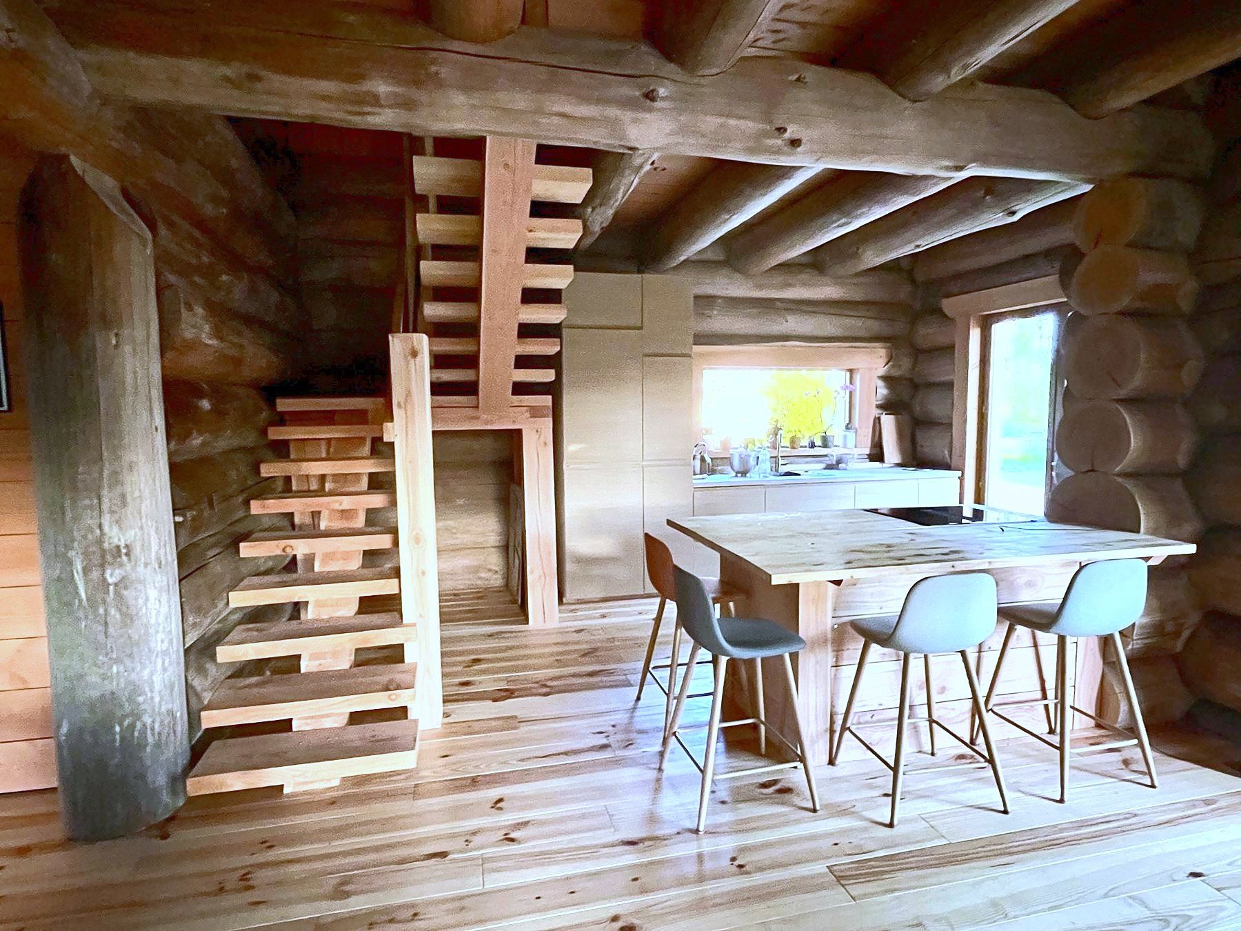 L'îlot en bois et l'escalier sous les poutres