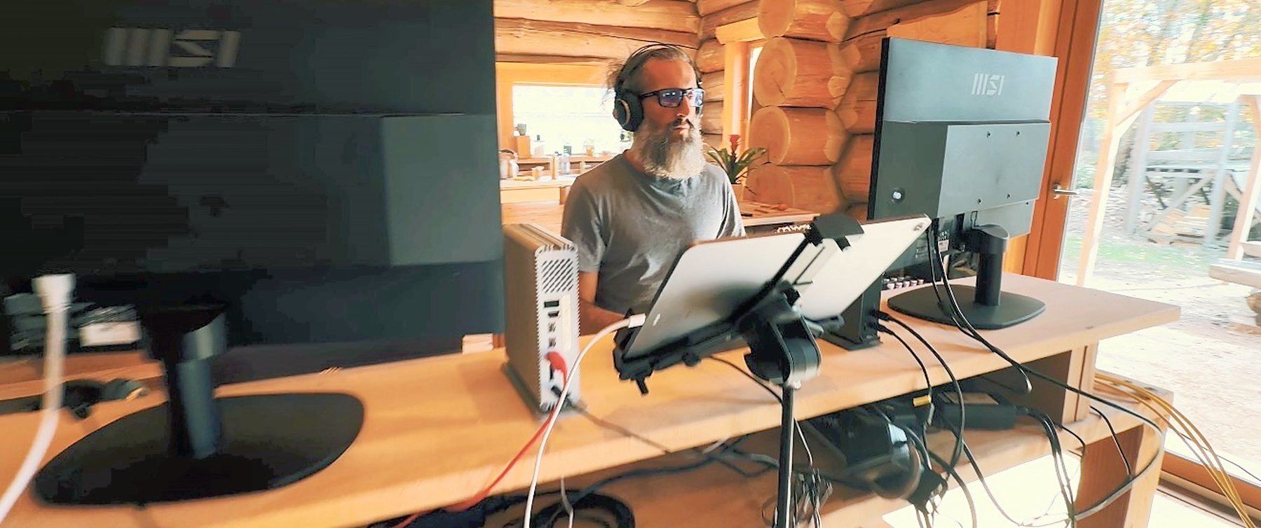 Simon au casque à la régie, entre les écrans et l'iPad de mix